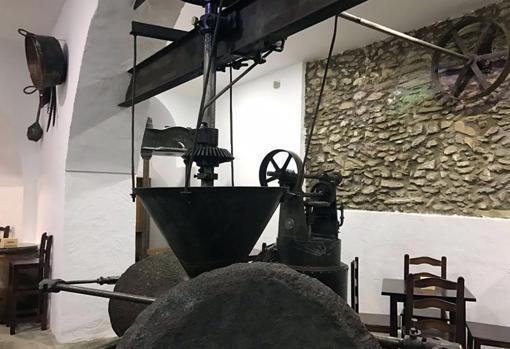 Una de las maquinarias que se conservan en el interior del bar-museo