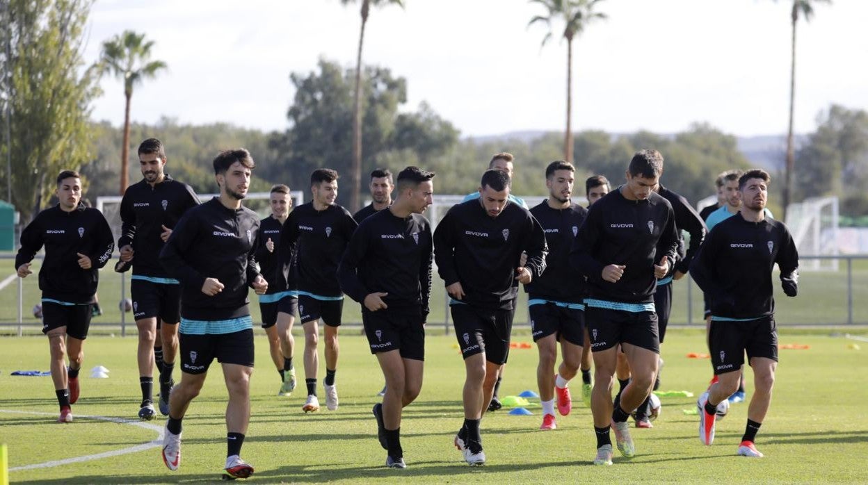 La primera plantilla del Córdoba CF en un entrenamiento