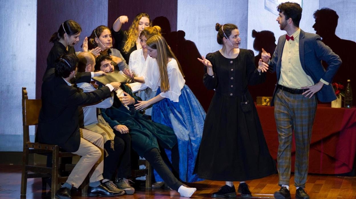 Miembros del Grupo de Teatro UCO, durante un ensayo