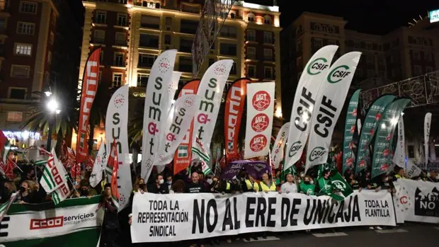 La protesta por el ERE de Unicaja bloquea Málaga y saca a la calle a empleados de media España