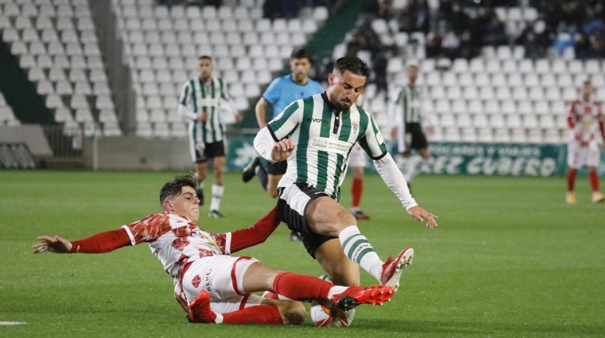 Omar Perdomo, en un lance del partido ante el Guijuelo