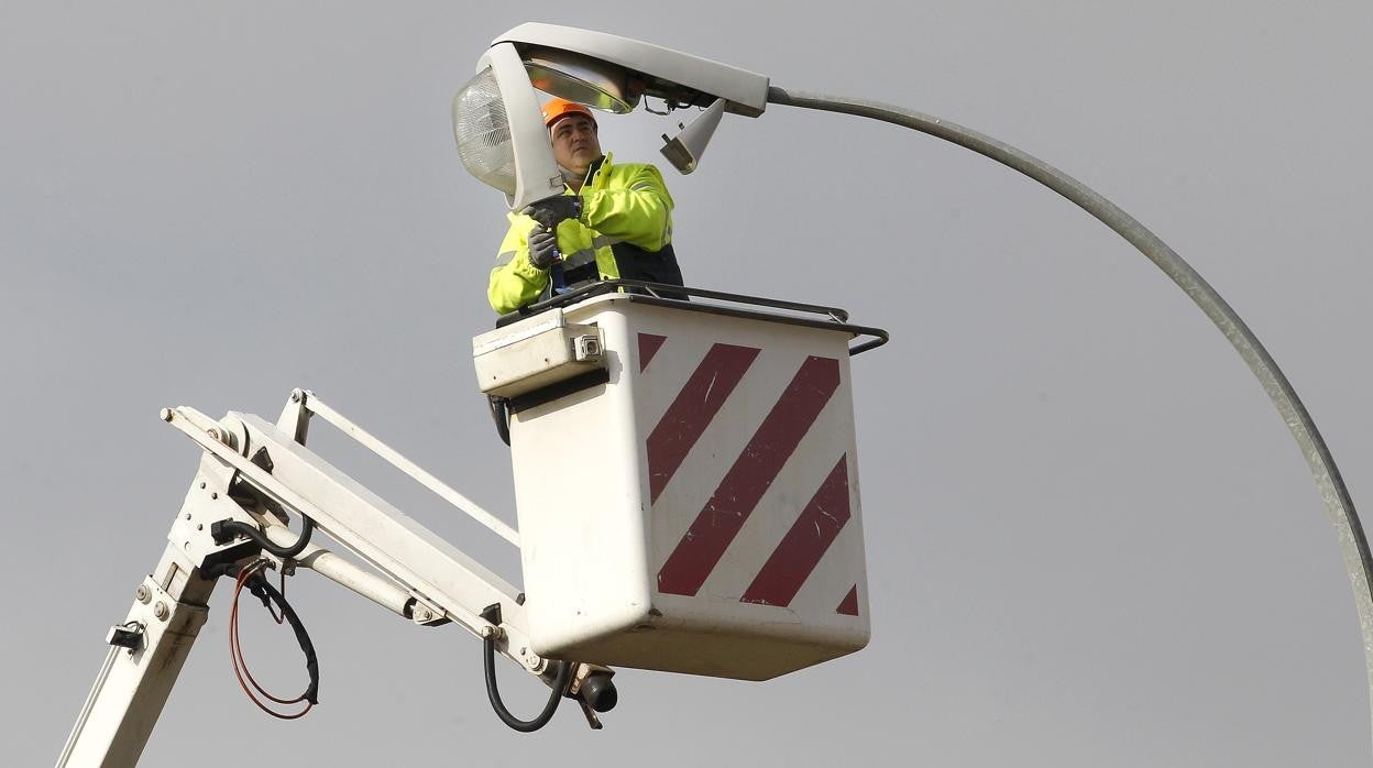 Un trabajador de Infraestructuras arregla una luminaria en Córdoba en una imagen de archivo