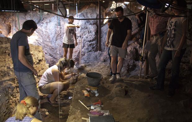 Lucena entregará al Museo Arqueológico los restos paleolíticos hallados en la Cueva del Ángel