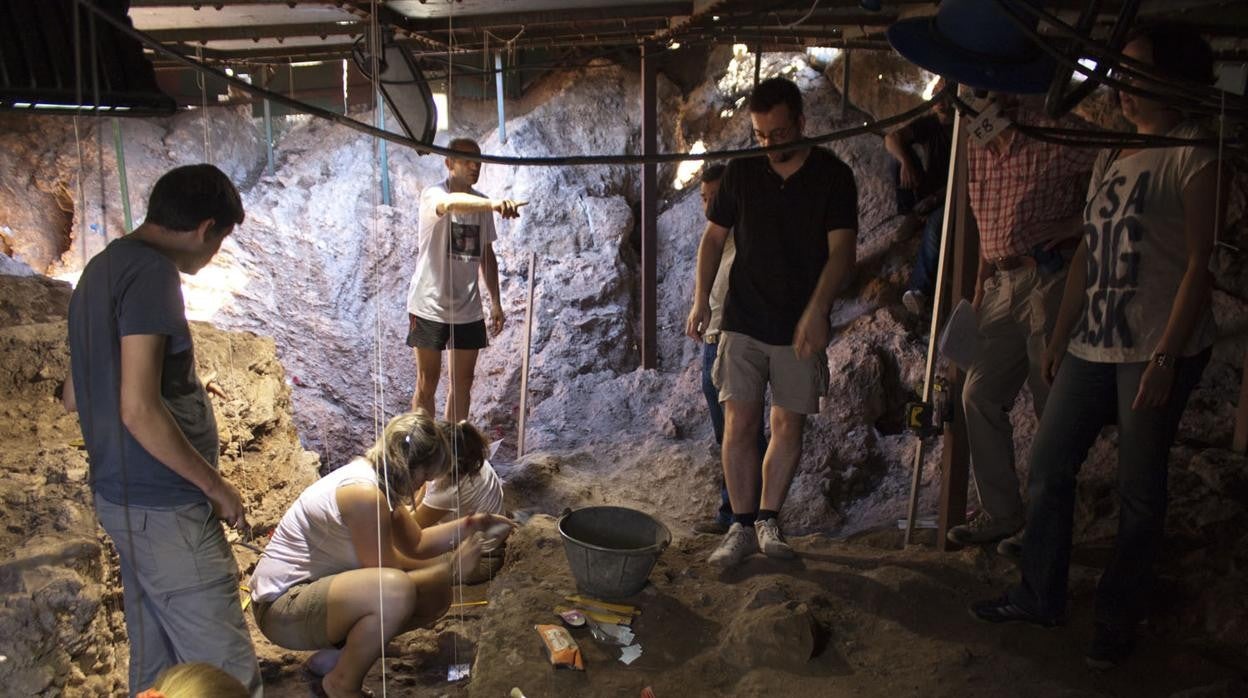 Campaña de excavaciones en la 'covacha' del Ángel en Lucena