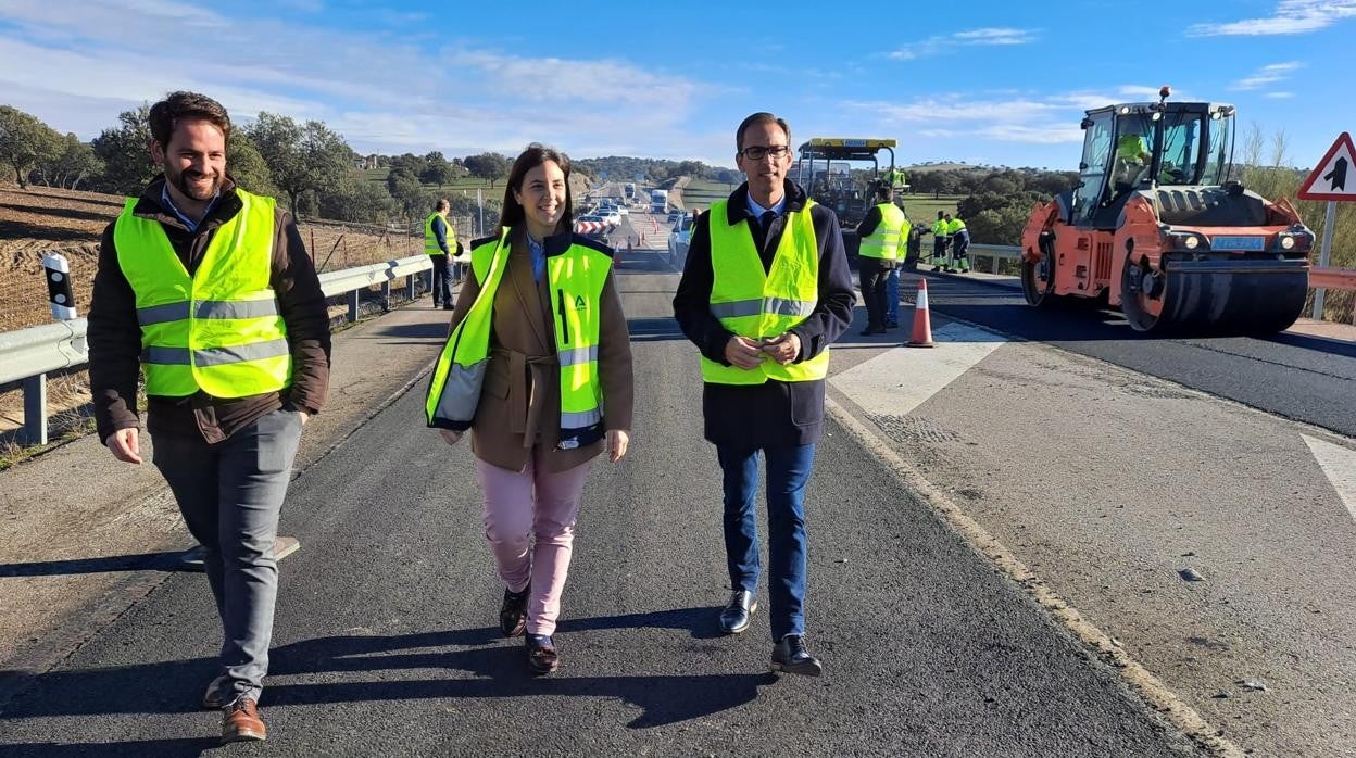 La delegada de Fomento, Cristina Casanueva, entre los alcaldes de Alcaracejos, José Luis Cabrera, y Pozoblanco, Santiago Cabello