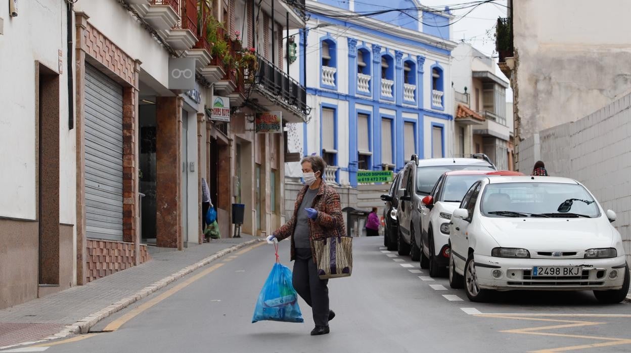 Una vecina de Rute pasea por una calle de la localidad del a Subbética