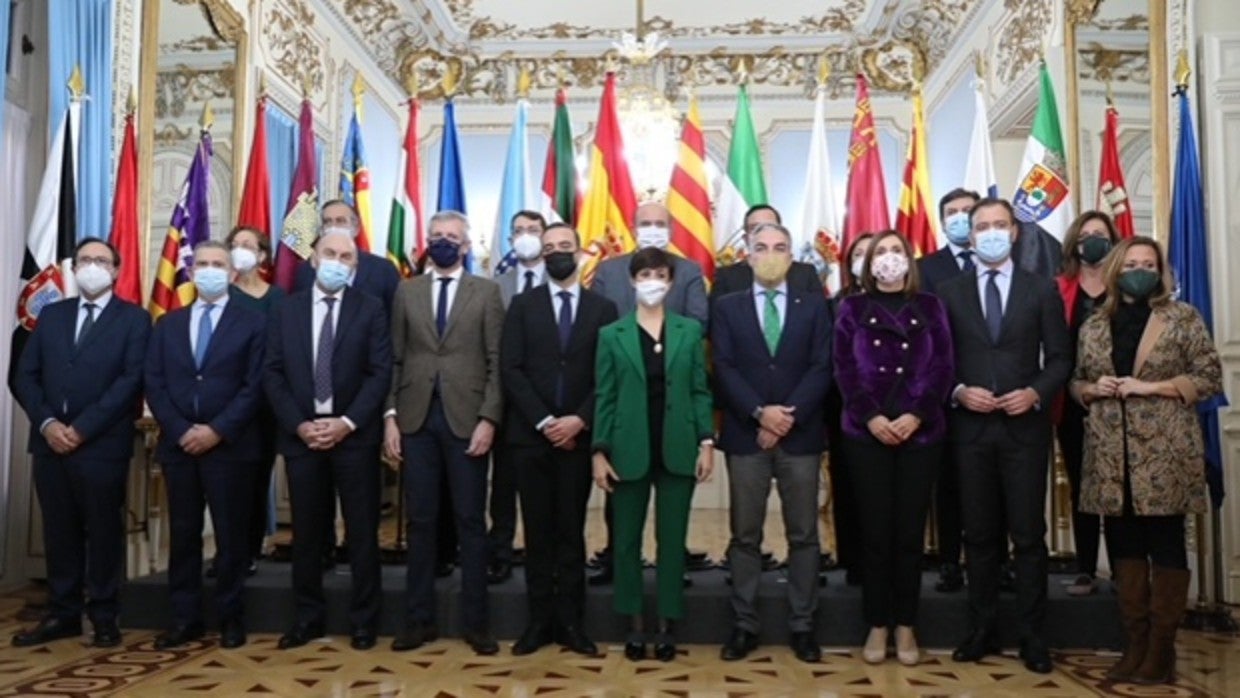 Elías Bendodo posa junto a la ministra Isabel Rodríguez para la foto de la reunión preparatoria de la Conferencia de Presidentes de enero