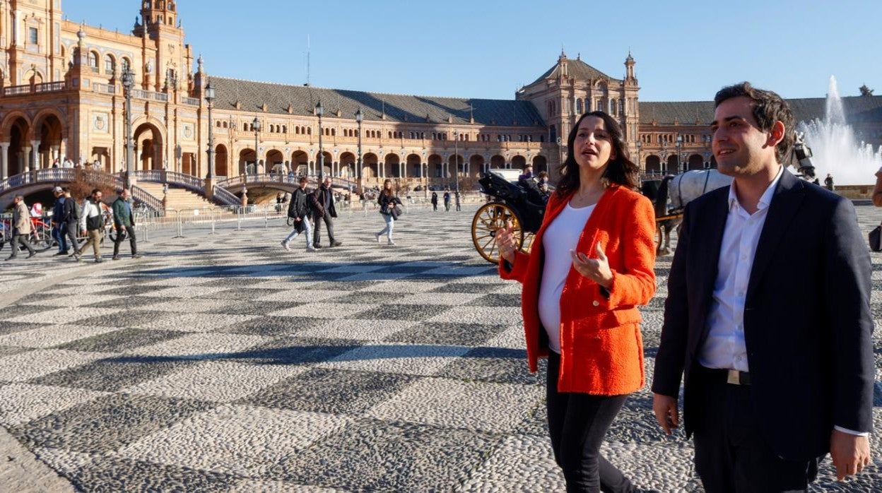 La líder de la formación naranja pasea junto al dirigente liberal francés Stephané Séjourné por la Plaza de España de Sevilla