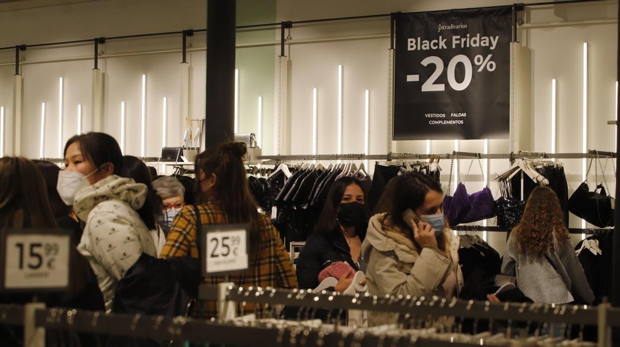 Interior de una tienda en el Centro de Córdoba en la jornada del 'Viernes negro'