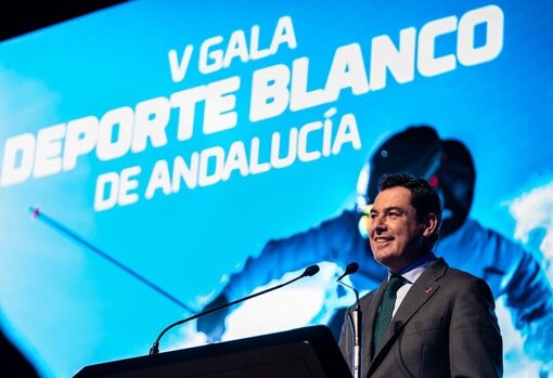 Juanma Moreno en su intervención de ayer en la V Gala Deporte Blanco de Andalucía