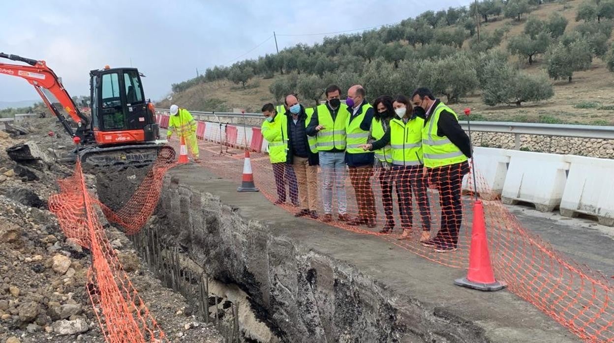 Trabajos de consolidación de la ladera de la A-318 a su paso por Lucena