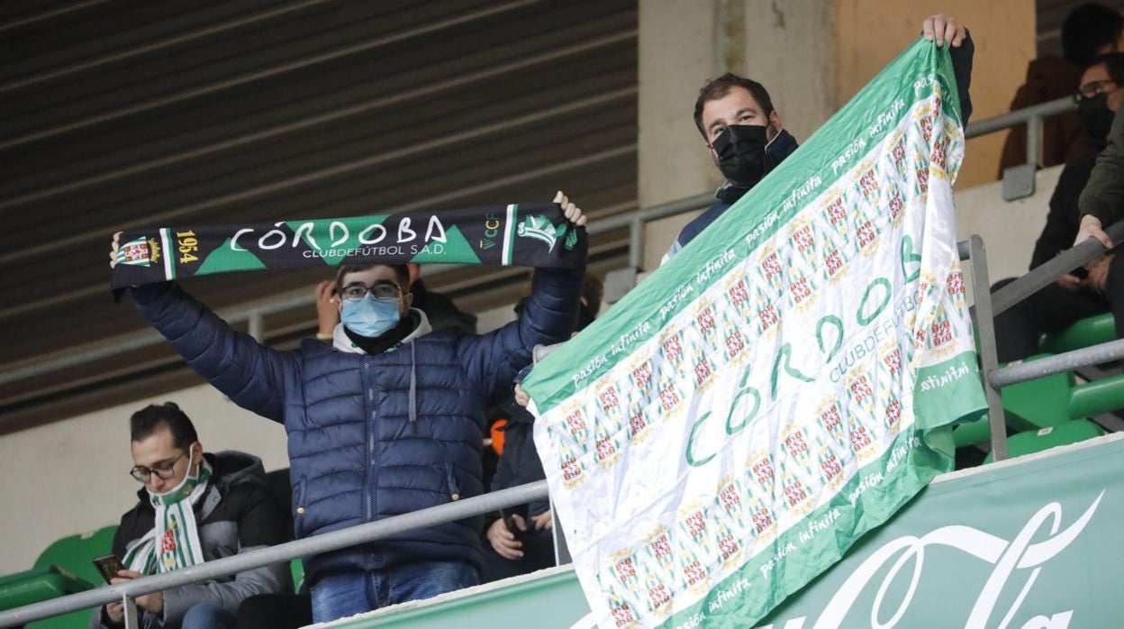 Aficionados del Córdoba en el partido ante el Mérida en las gradas de El Arcángel