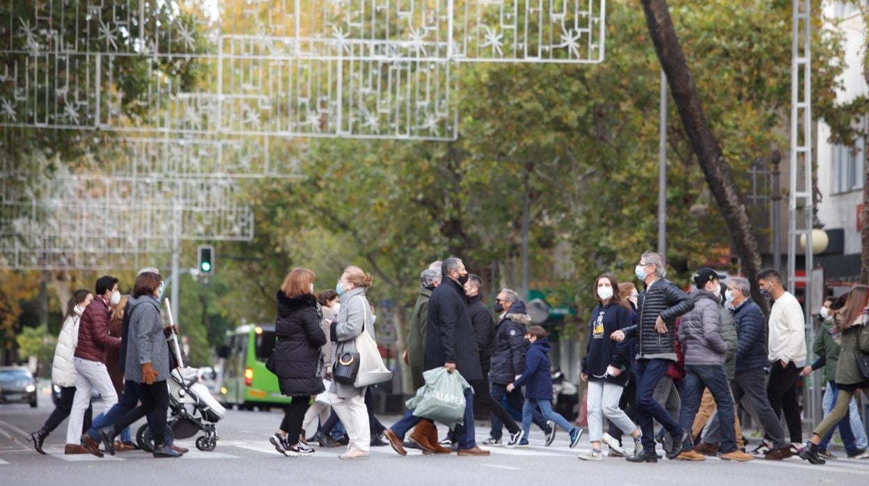 Viandantes cruzan la avenida Ronda de los Tejares en la Navidad pasada