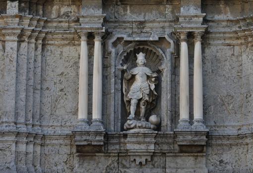 Imagen de San Fernando en la portada de la iglesia de San Francisco