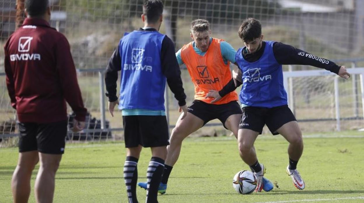 Christian Delgado ante Casas en un entrenamiento del Córdoba