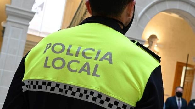 Dos policías locales salvan la vida a un hombre que sufrió una parada cardíaca en una calle de Linares