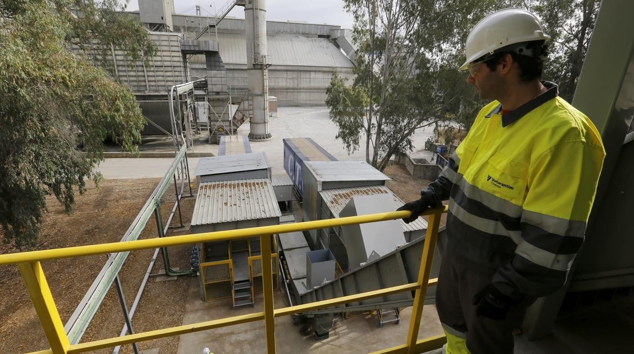 Un trabajador de Cosmos, en las instalaciones de la cementera en una imagen de archivo