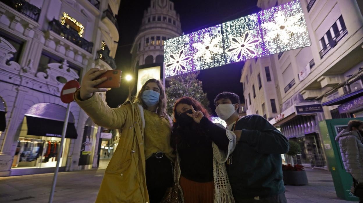 Un grupo de amigas fotografiándose en la calle Cruz Conde la pasada Navidad