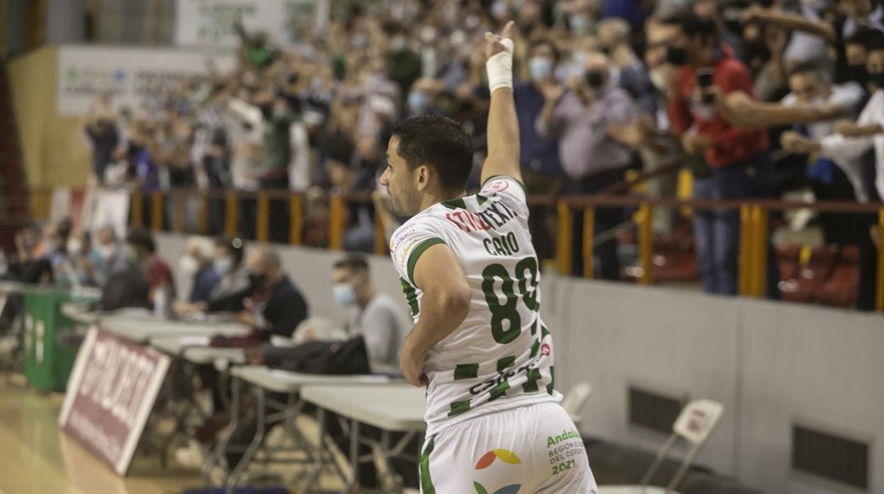 El brasileño del Córdoba Patrimonio Caio celebra un gol en Vista Alegre