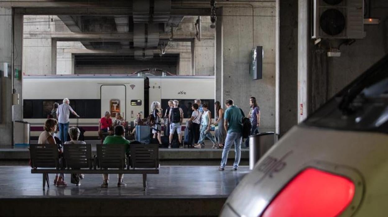 Pasajeros en la estación de Córdoba en una imagen de archivo