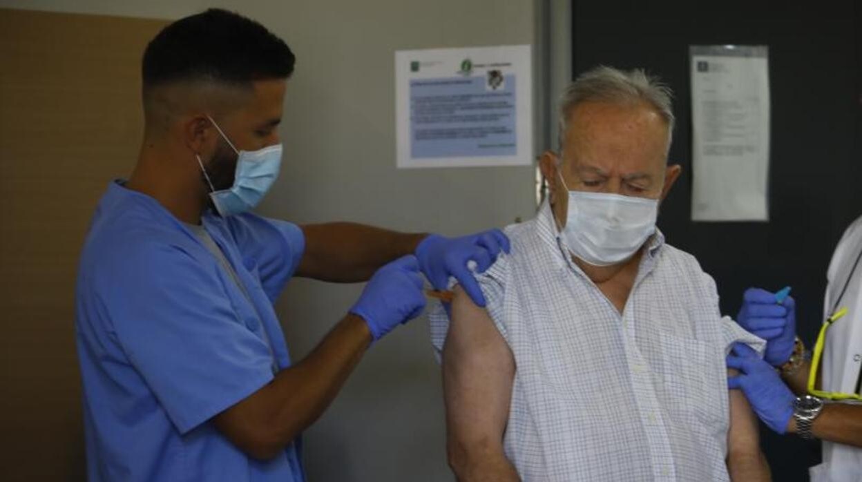 Un paciente se pone la vacuna contra el Covid en Córdoba