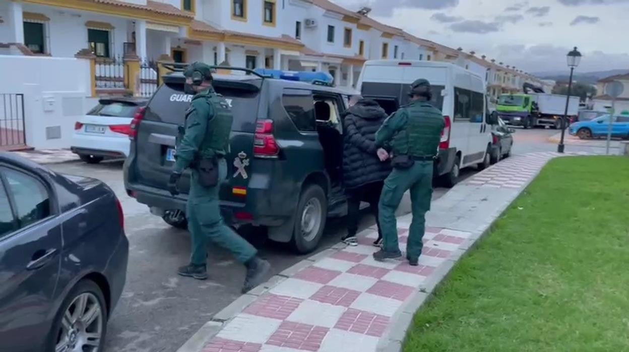 Agentes de la Guardia Civil, con uno de los detenidos este jueves en Los Barrios