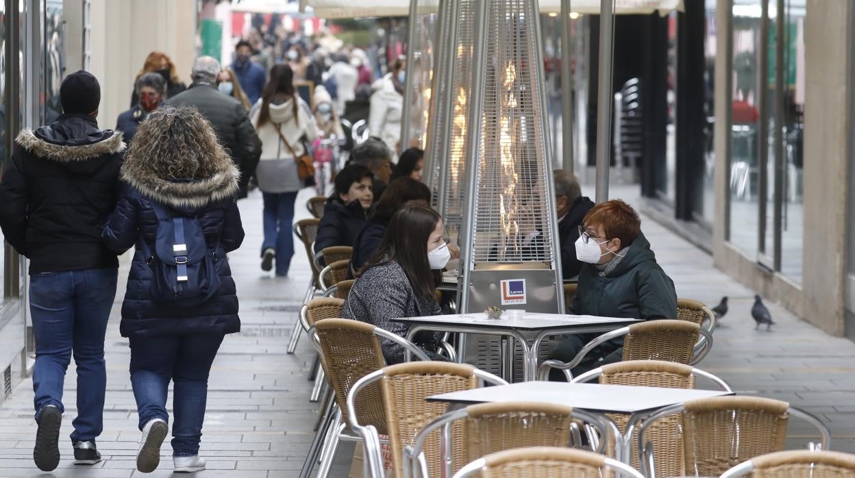 Ambiente en la céntrica calle Morería de Córdoba