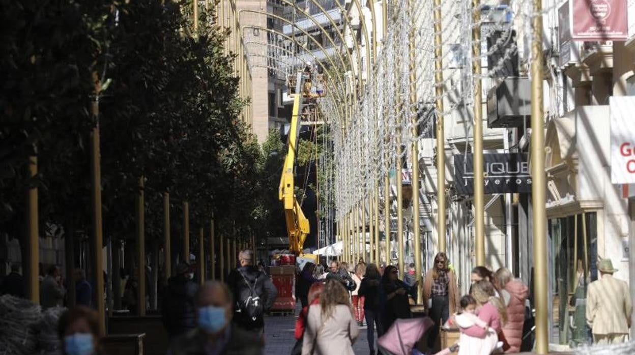 Instalación del alumbrado navideño en la calle Cruz Conde durante noviembre