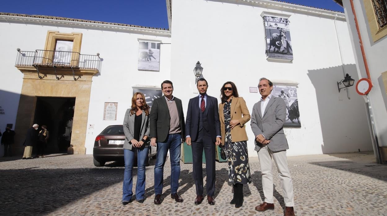 Finito de Córdoba, acompañado de su esposa, el alcalde, la concelaja de Cultura y el comisario de la muestra