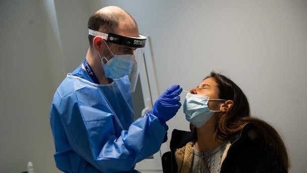 La sexta ola de Covid acelera en Andalucía aunque no se refleja en los hospitales ni muertes