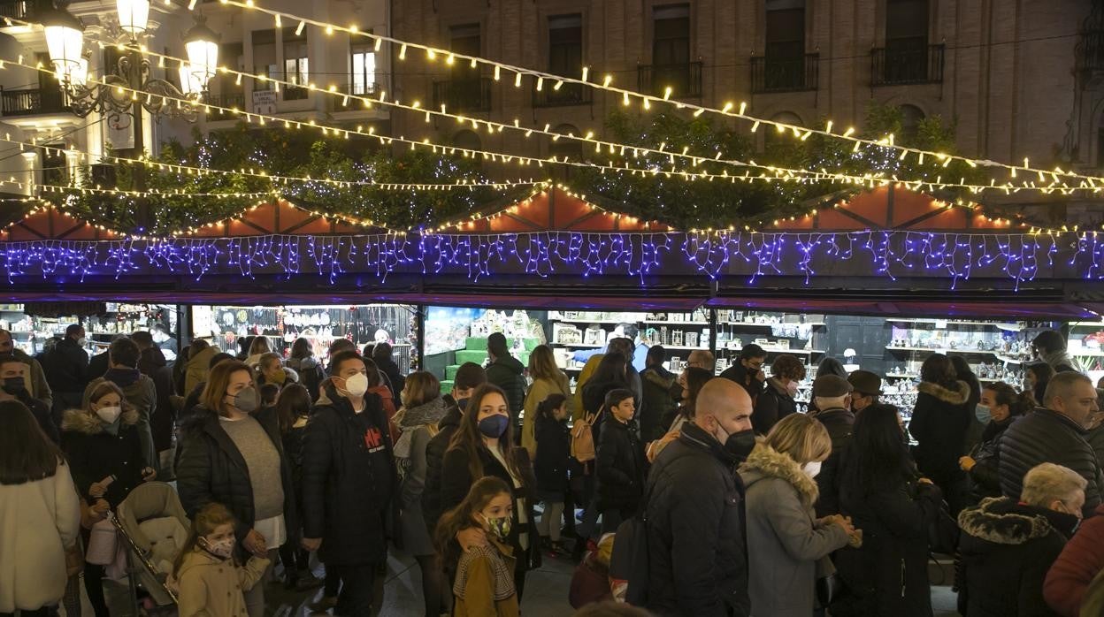 Ciudadanos de paseo por el Centro de Córdoba, este puente festivo