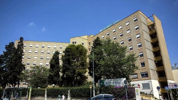 Hasta 68 sanitarios de la UCI de un hospital de Málaga contagiados de Covid tras una comida de Navidad