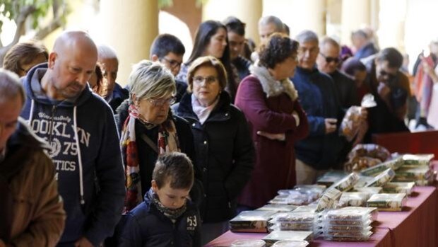 Las hermandades endulzan la Navidad de Córdoba ayudando a los conventos y a los necesitados