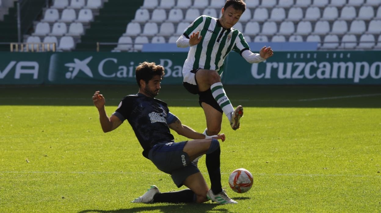 El extremo del Córdoba B Ale Marín, autor del gol, intenta superar a un defensa del Recreativo