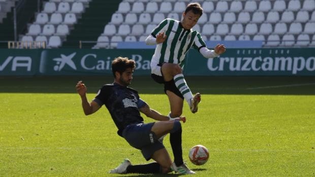 El Córdoba B frena al Recre, victorias de Puente Genil y Pozoblanco y tablas del Ciudad de Lucena