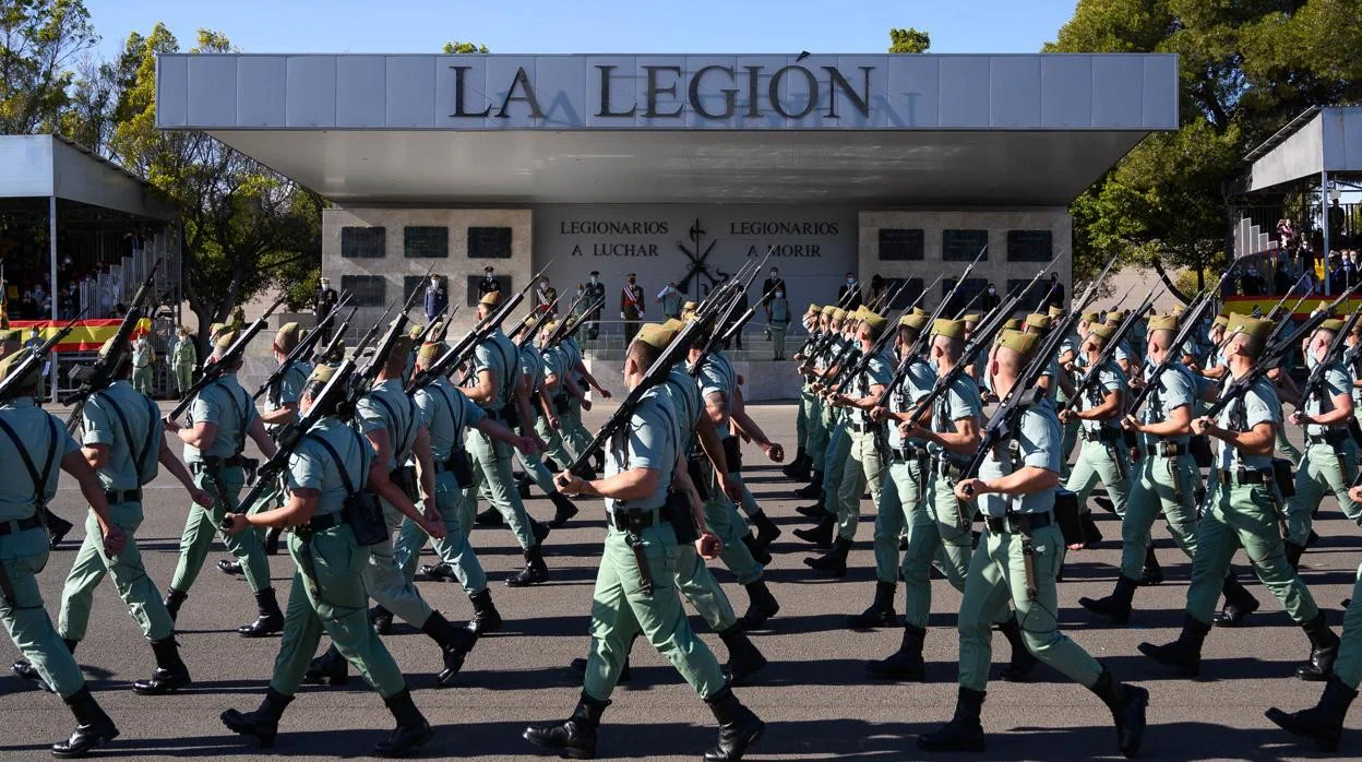 Uno de los momentos del desfile militar esta mañana en la base de La Legión en Viator.