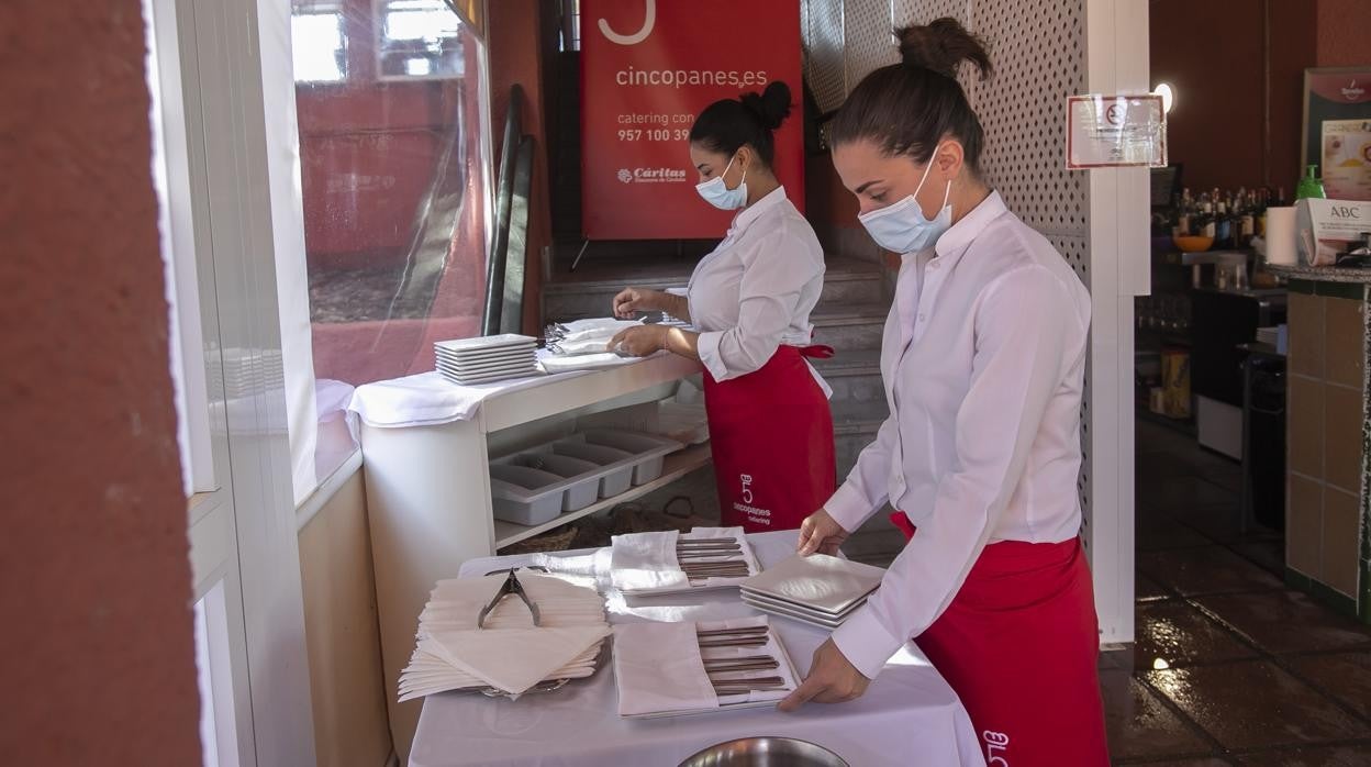 Preparación de un servicio en un restaurante de Córdoba