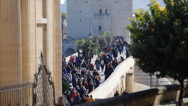 El puente eleva los contagios en Andalucía pero los pacientes Covid sólo ocupan el 2% de las camas en hospitales