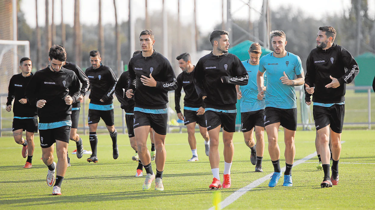 La plantilla del Córdoba trota en un entrenamiento en la Ciudad Deportiva
