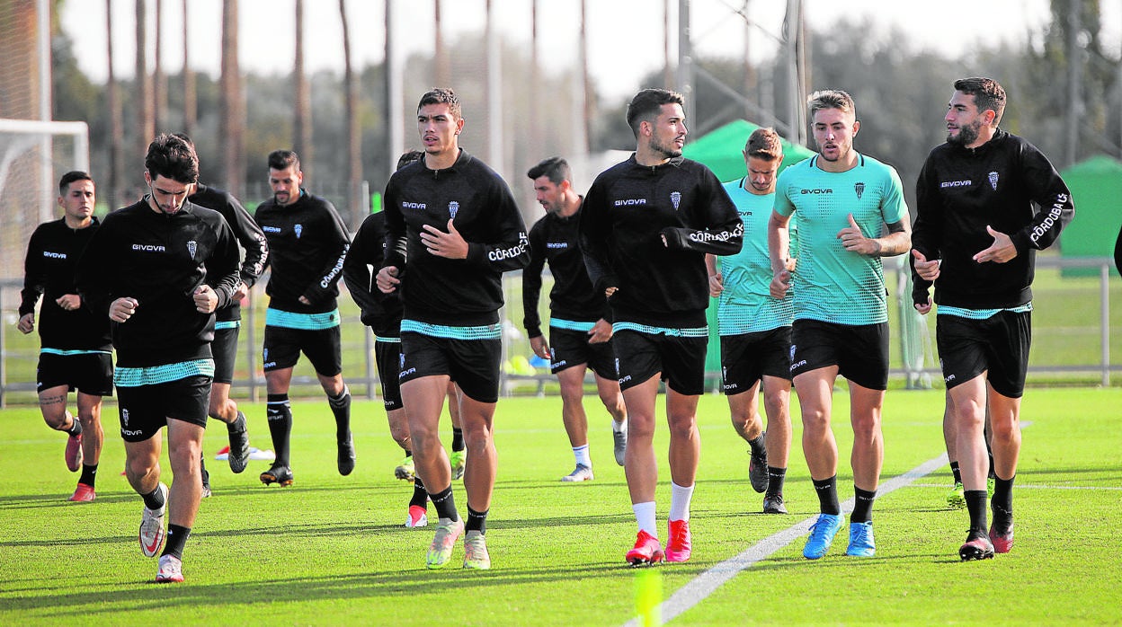 La plantilla del Córdoba trota en un entrenamiento en la Ciudad Deportiva