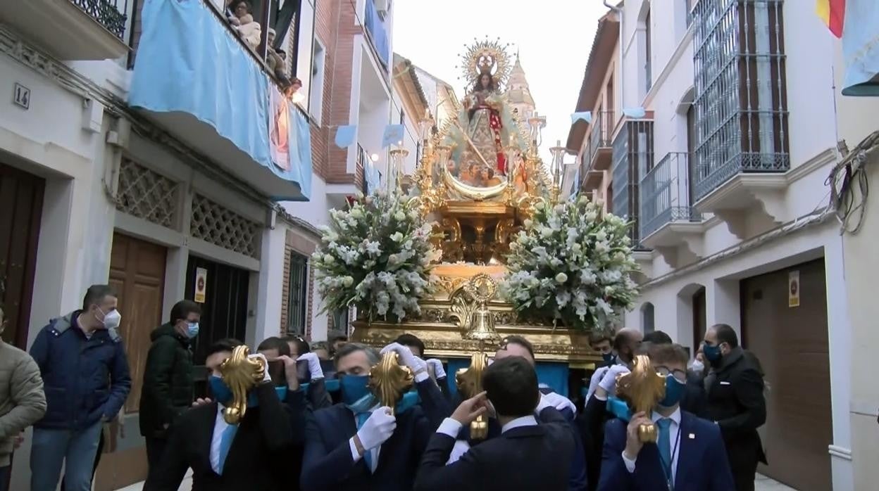 La Purísima Concepción, en su procesión por Puente Genil