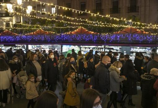 Ambiente navideño en las Tendillas durante el puente