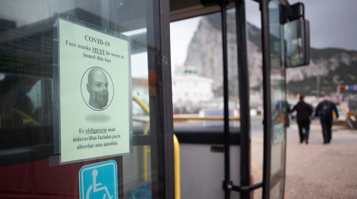 Imagen de un autobús de Gibraltar en el que se recuerda el uso obligatorio de mascarilla