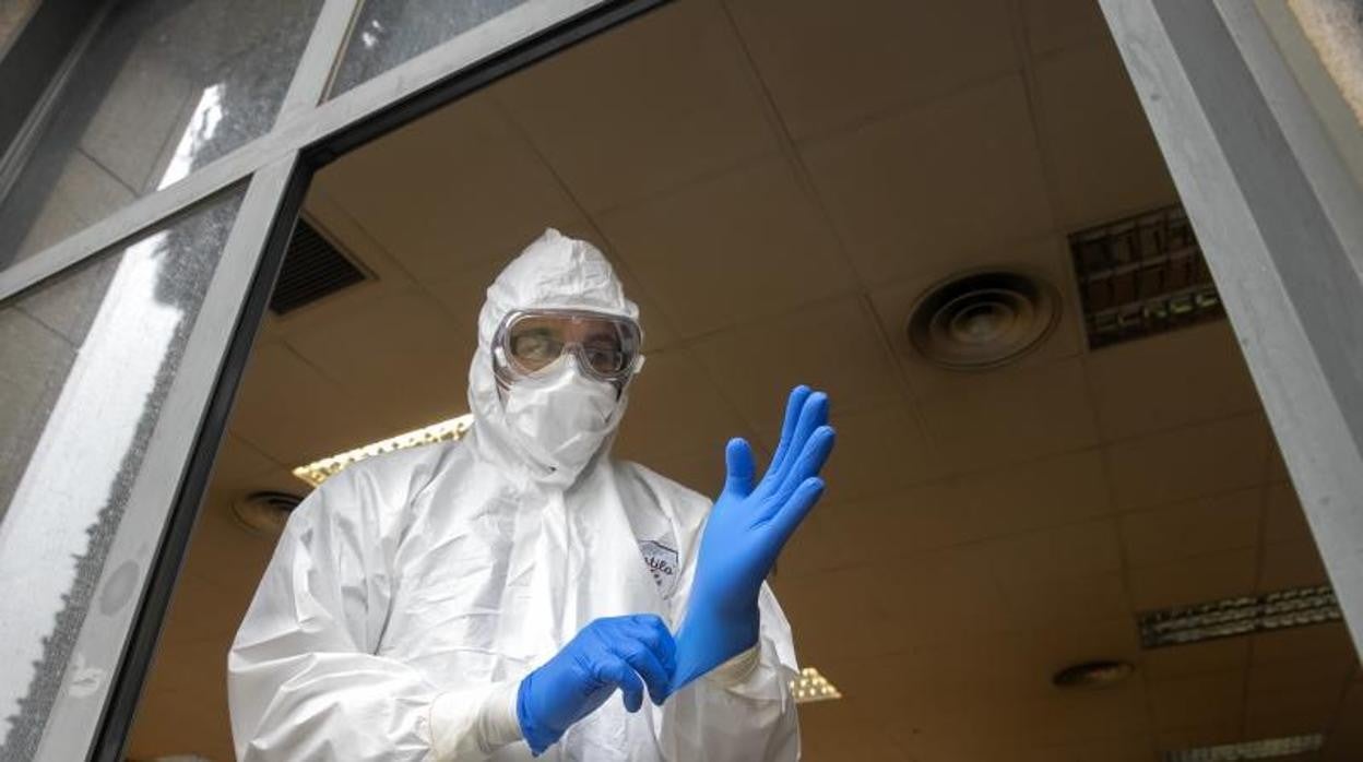 Un sanitario en la entrada del hospital en Córdoba