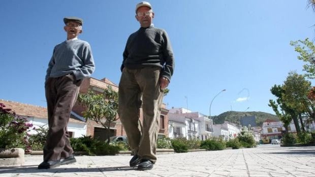 El incendio de la chimenea de una vivienda provoca el desalojo de tres personas en Espiel