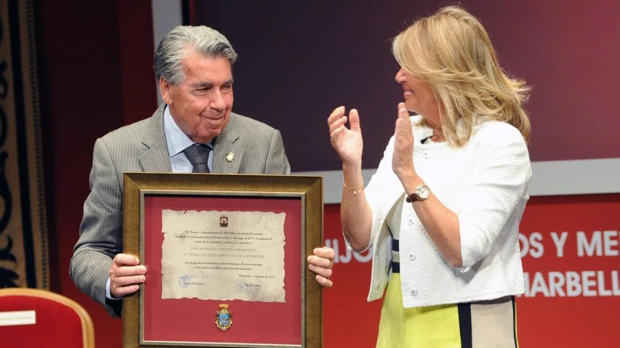 La alcaldesa de Marbella, Ángeles Muñoz, junto a Manolo Santana
