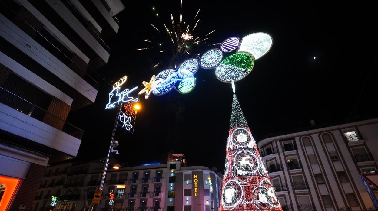 El alcalde y su equipo en la presentación del programa navideño