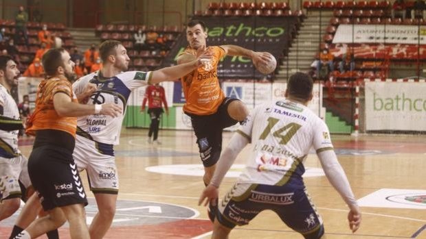 El Ángel Ximénez sucumbe en su visita al Torrelavega (32-30)