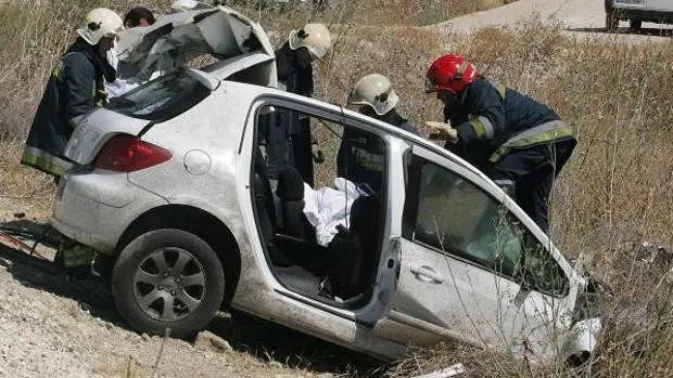 Tres fallecidos tras quedar atrapados en un vehículo que salió de la vía en un pueblo de Huelva