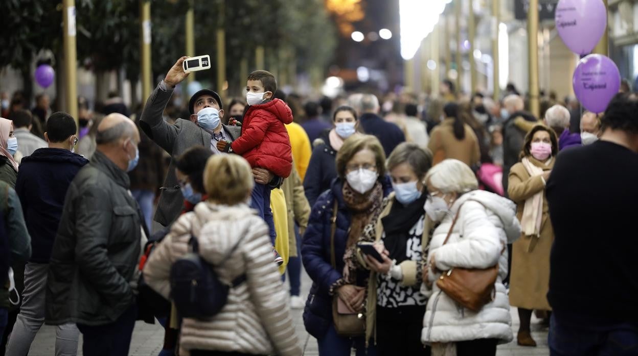 Ambiente navideño en el centro de Córdoba con profusión de mascarillas entre los viandantes